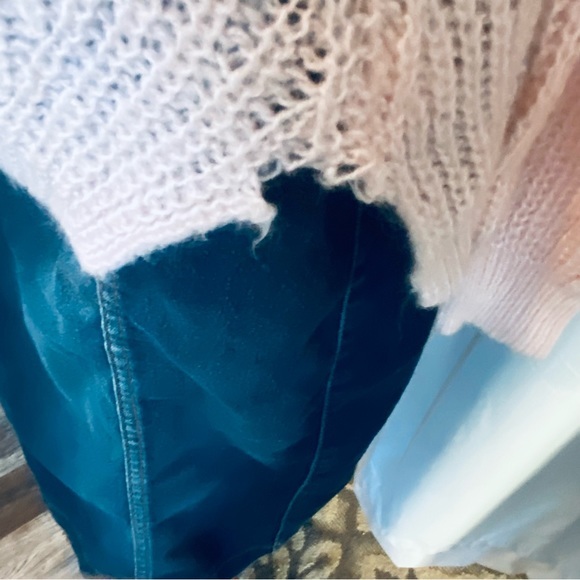 Gap V-neck sweater. Size small. - Picture 8 of 8